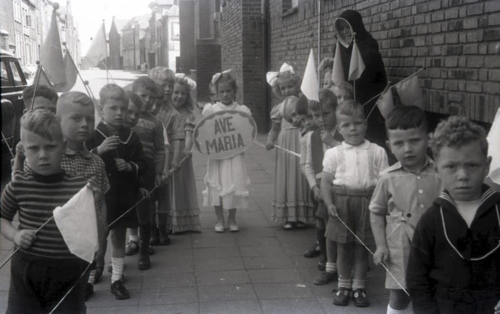 Ave Maria optocht in Grave 1907 BHIC