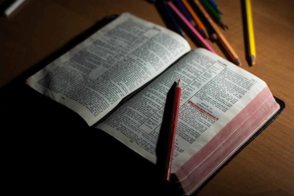Bijbel met kleurpotloden