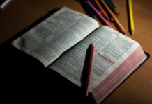 Bijbel met kleurpotloden