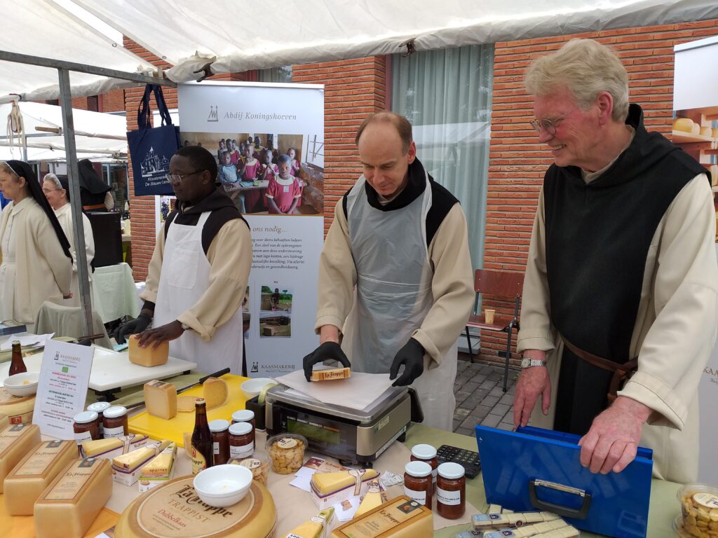 Monniken op kloostermarkt