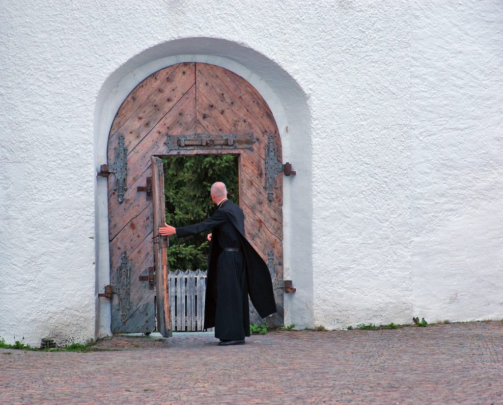 Religieus bij poort