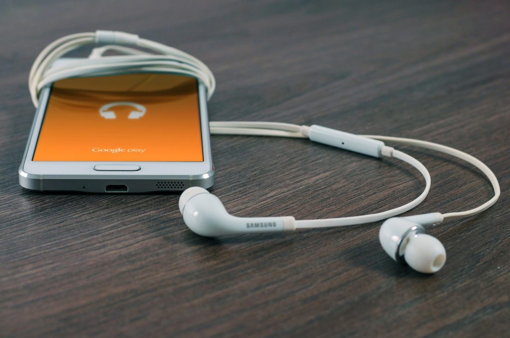 Smartphone met oordopjes