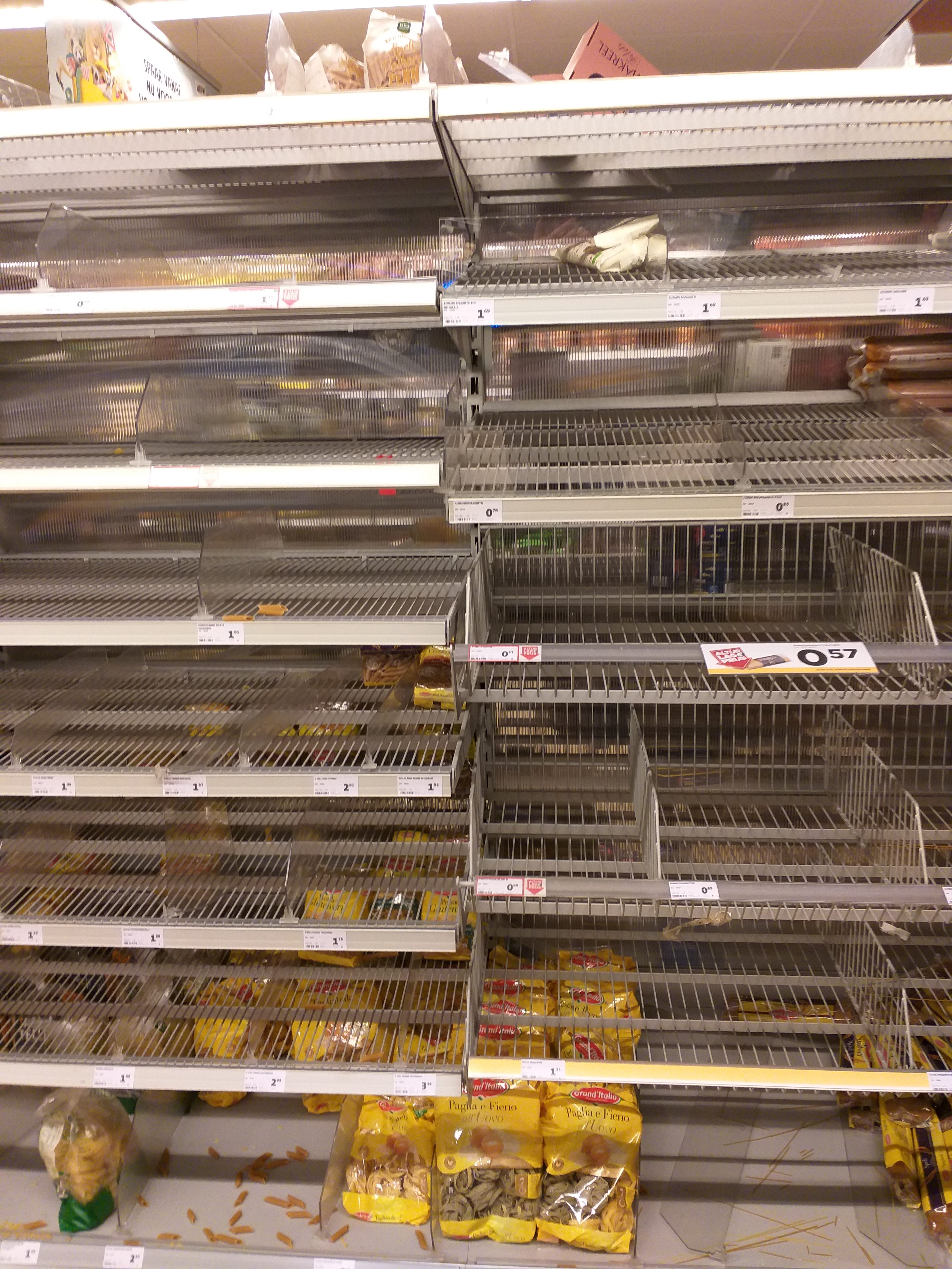 Lege schappen in supermarkt