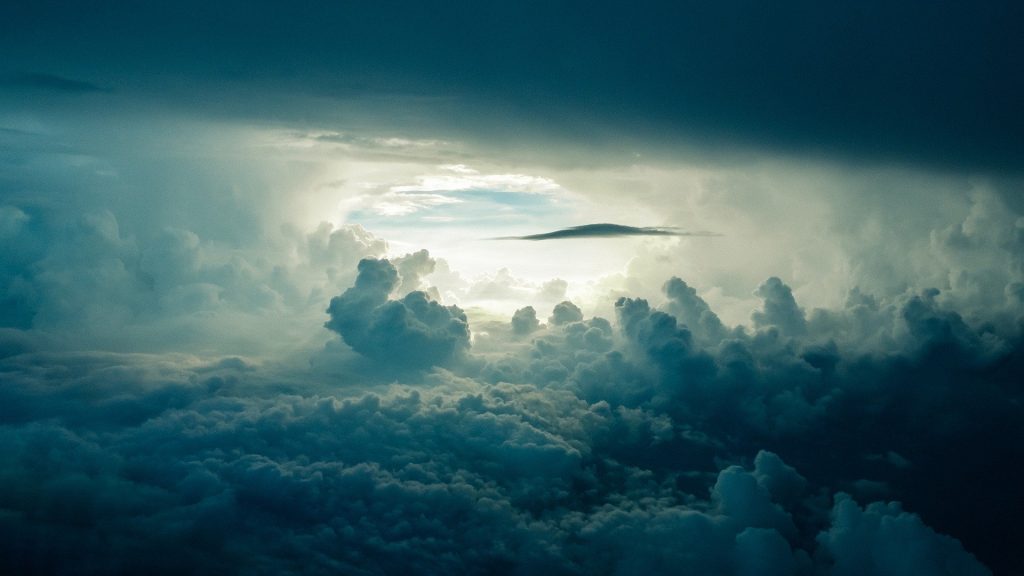 Lucht met wolken