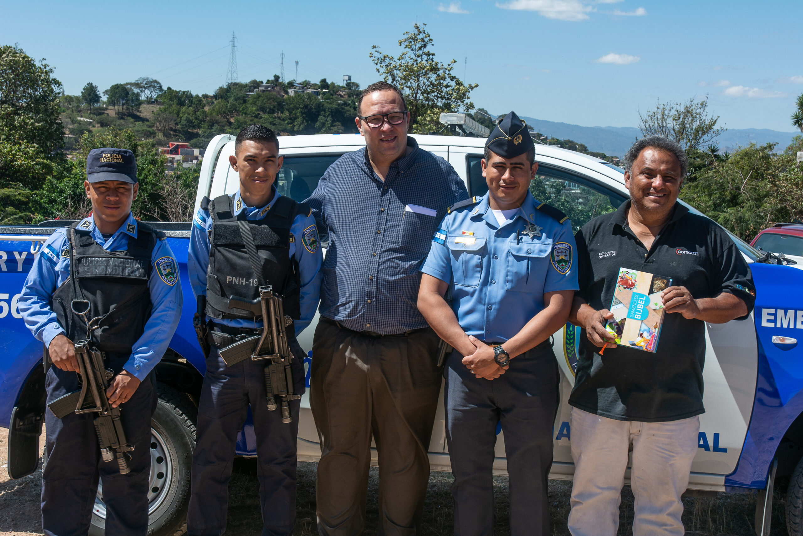 NBG-buitenlandcoördinator Paul Doth (midden) in Honduras met de Samenleesbijbel