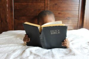 Kind leest Bijbel