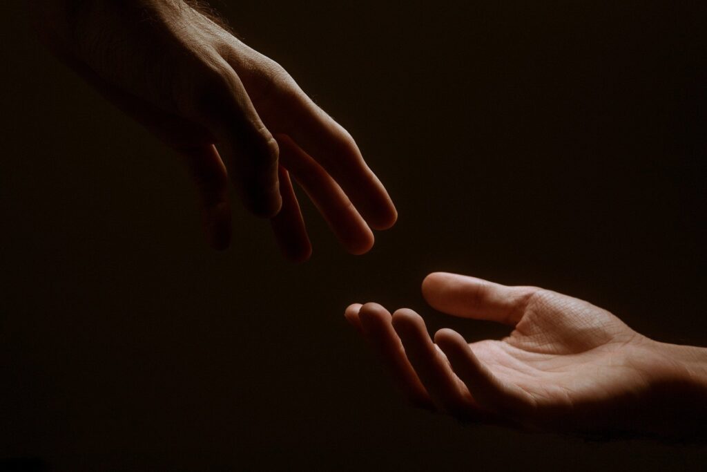 Overweging: hij stak zijn hand uit…