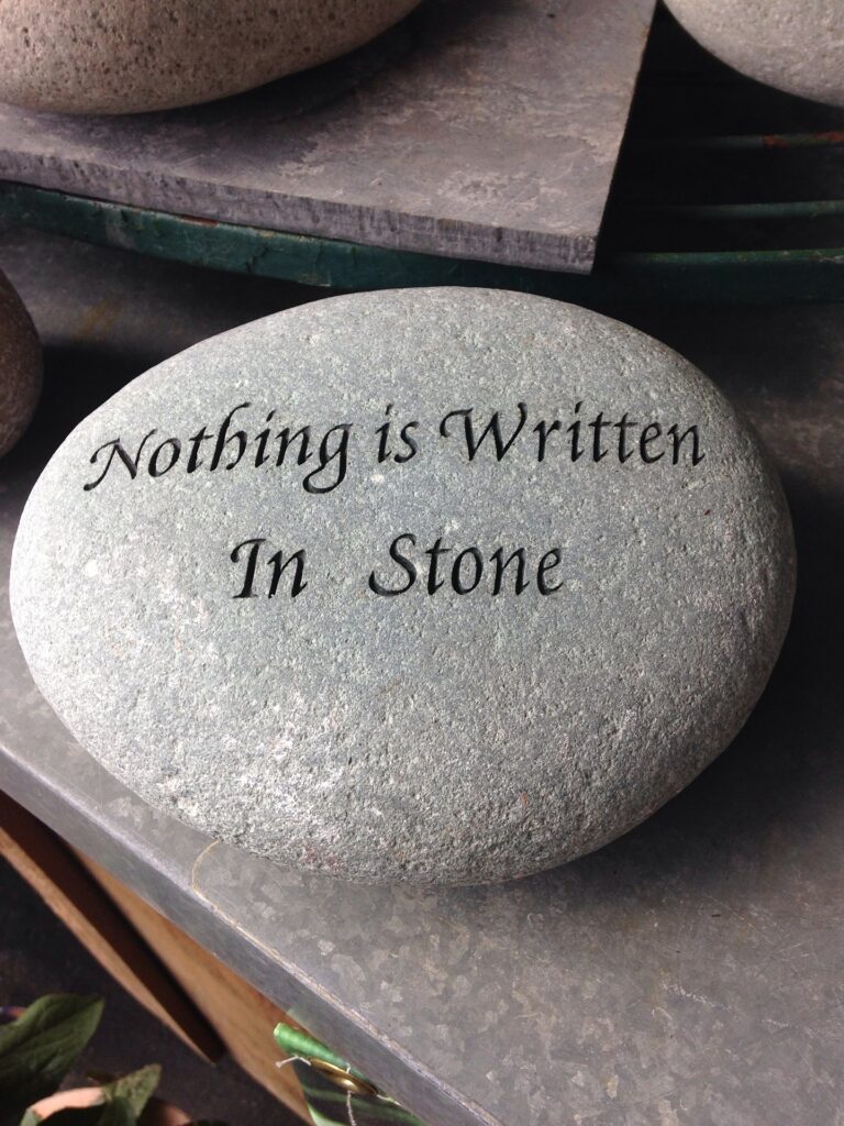 Steen met tekst 'Nothing Is Written In Stone'