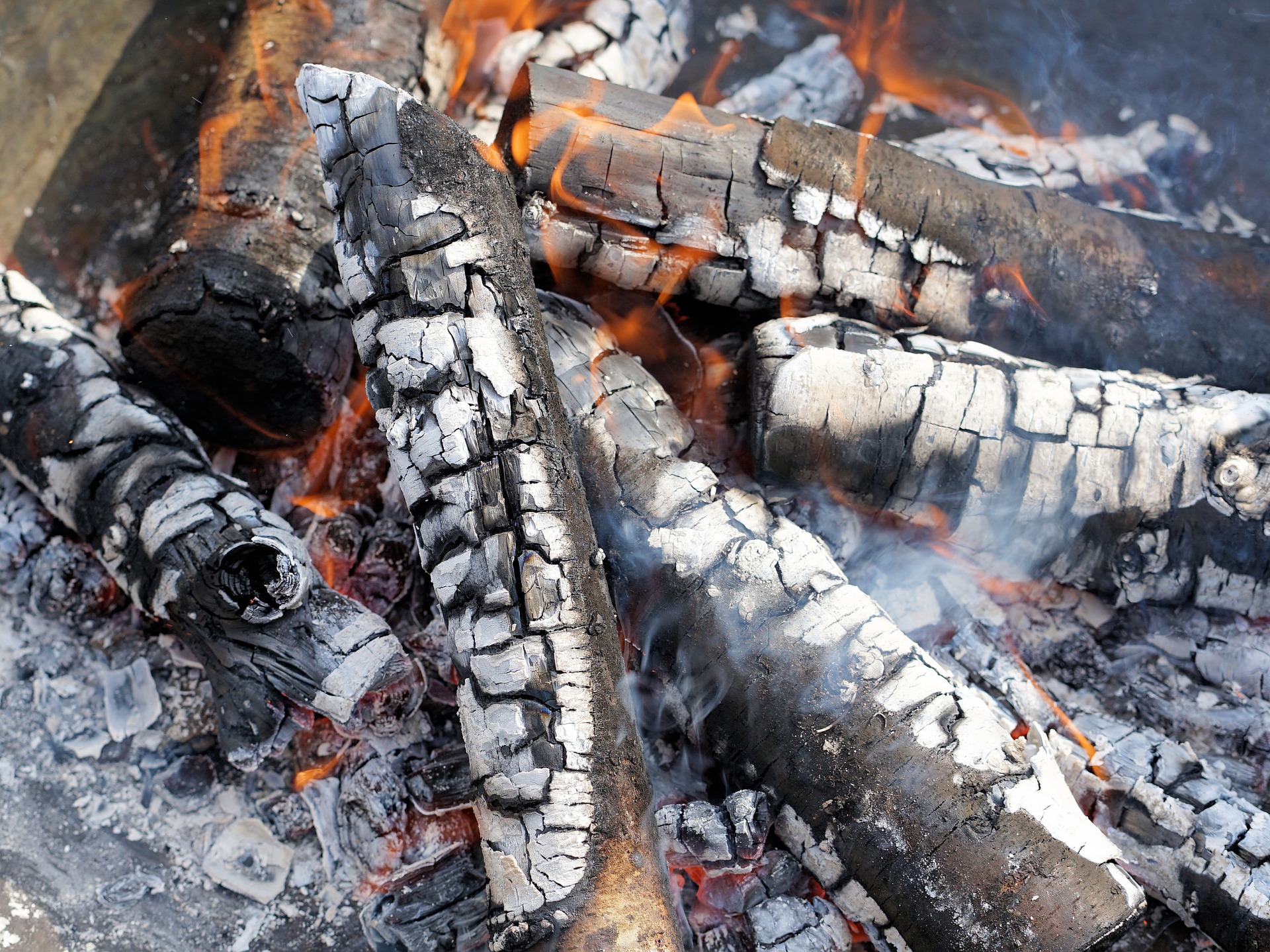 Afgebrande stukken hout, as