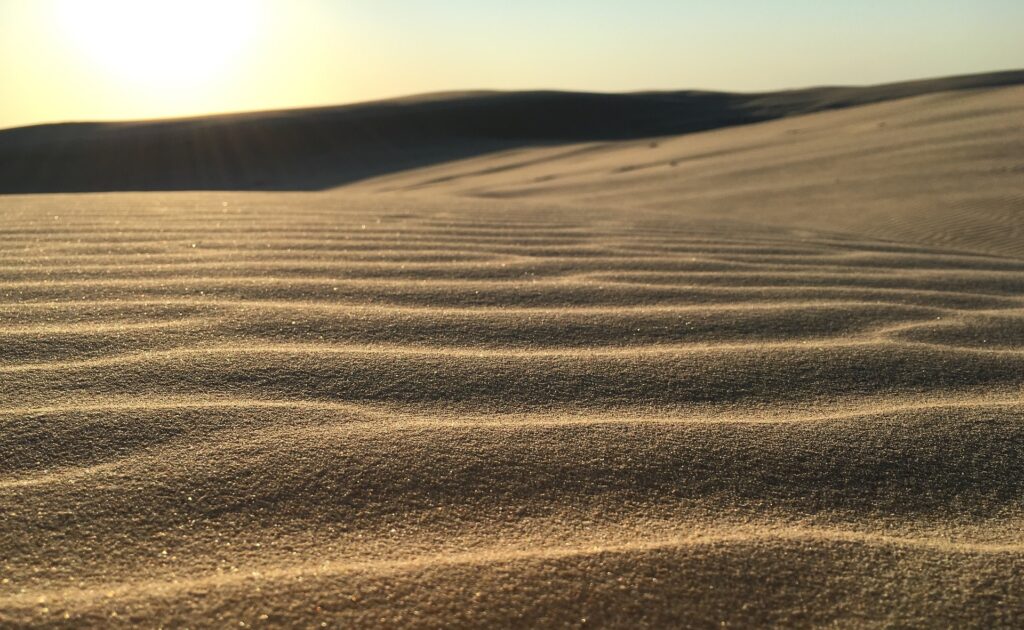 Woestijn met rimpelingen in zand