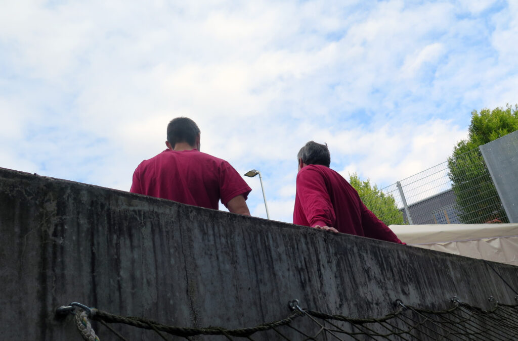 Twee gevangenen: het dagelijkse leven in de gevangenis – filosofische gesprekken. © gevangenispastoraat JVA Hünfeld / JVA Fulda (Archieffoto)
