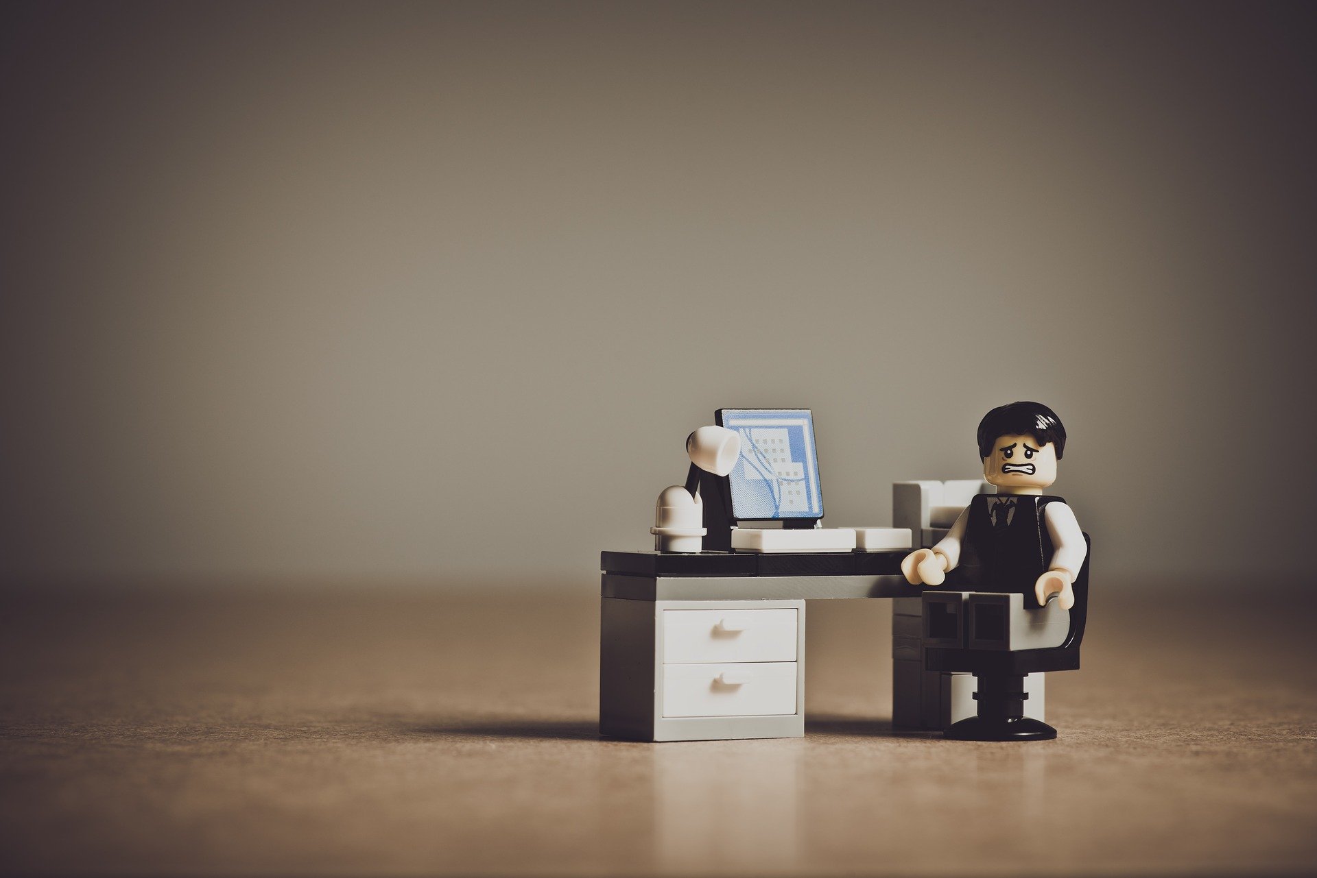 Legopoppetje achter bureau