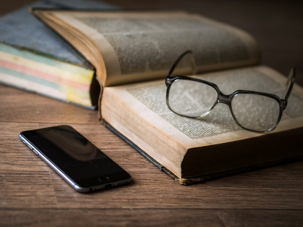 Bril, boek en smartphone